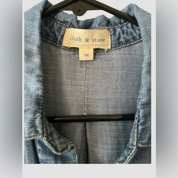 Cloth & Stone Anthropologie Size M Chambray Denim Button Front Shirt Split Back - Picture 5 of 8